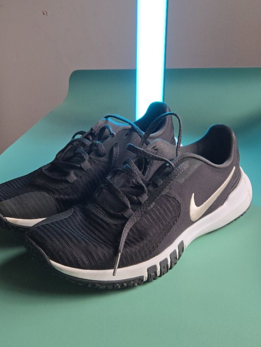 Nike Men’s Black Running Sneakers – White Sole – Size 6.5 US